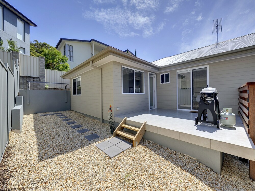 Saratoga Avenue, 52, Signature House
