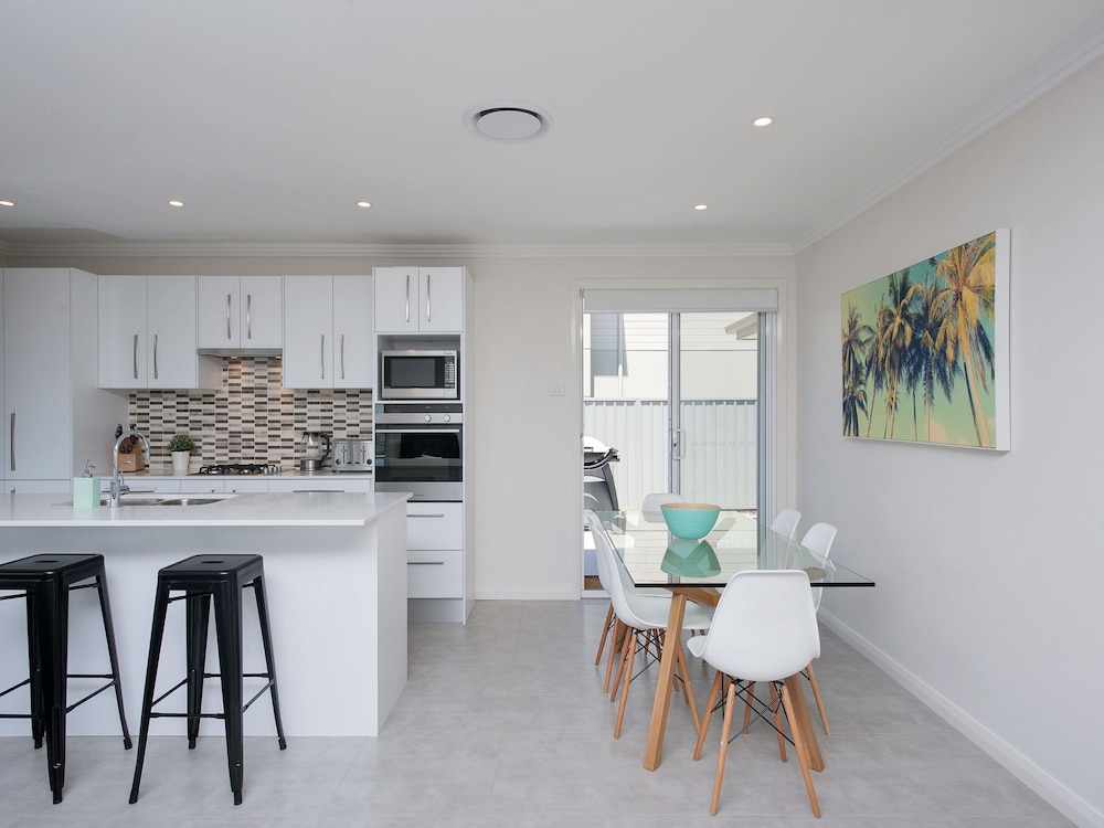 Saratoga Avenue, 52, Signature House