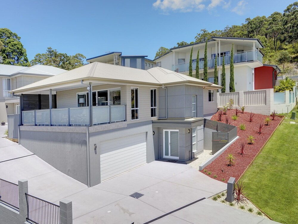 Saratoga Avenue, 52, Signature House