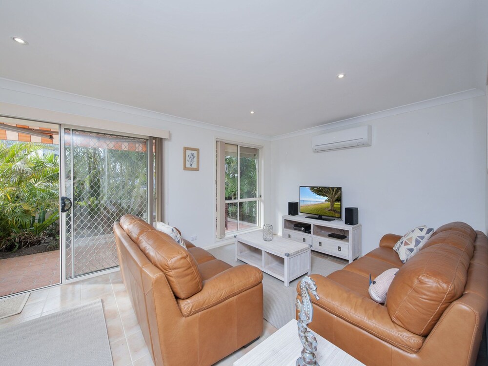 White Horses, 7A Achilles Street