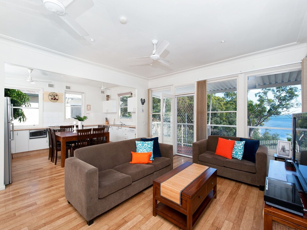Bagnalls Beach House, 3 Burbong Street