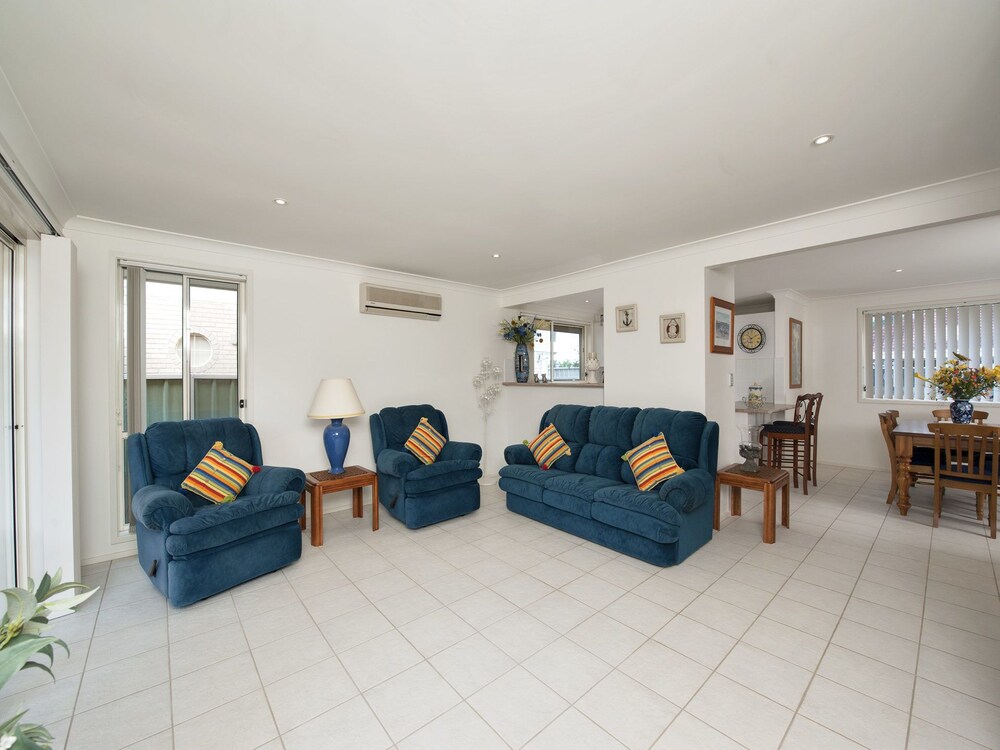 White Waves, 7B Achilles Street