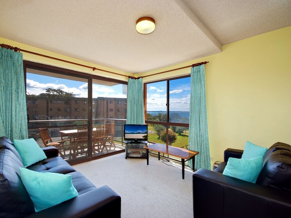 Promenade, Unit 10/8 Intrepid Close