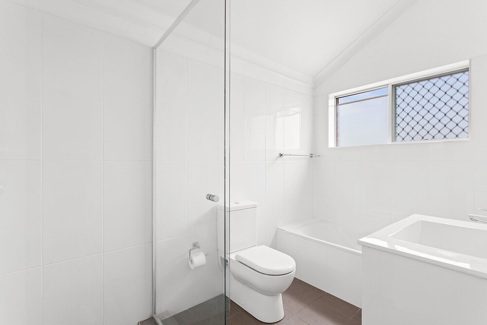 The Pines, 5/4 Messines Street