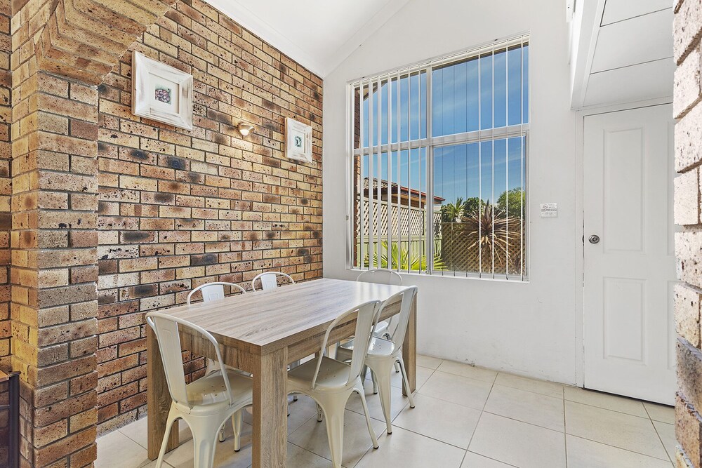 The Pines, 5/4 Messines Street