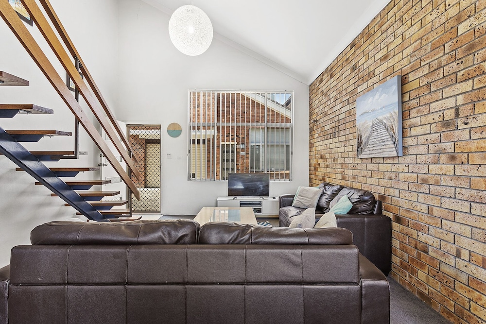 The Pines, 5/4 Messines Street