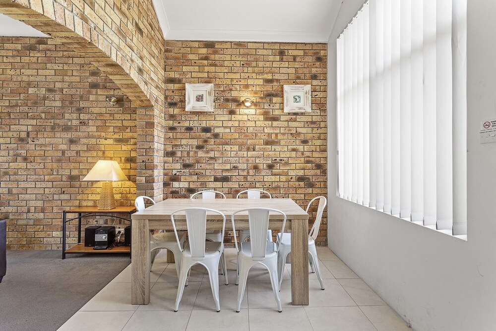 The Pines, 5/4 Messines Street