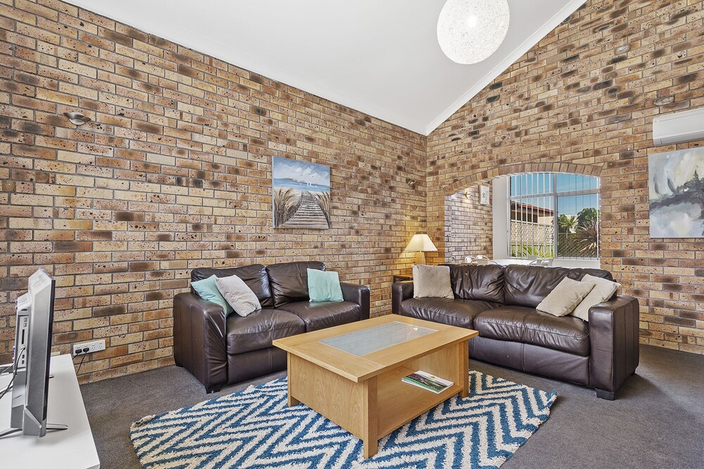 The Pines, 5/4 Messines Street