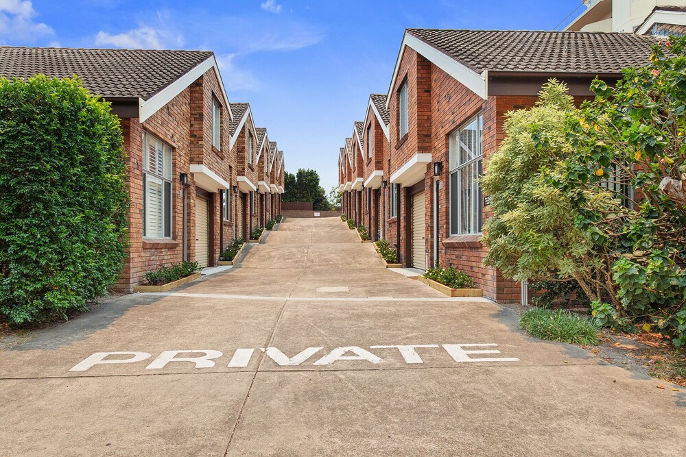 The Pines, 5/4 Messines Street