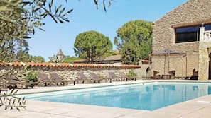 Una piscina cubierta, una piscina al aire libre de temporada, tumbonas