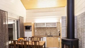 Full-sized fridge, microwave, oven, hob