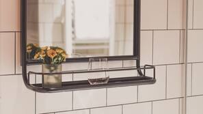Kostenlose Toilettenartikel, Handtücher
