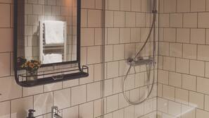 Kostenlose Toilettenartikel, Handtücher