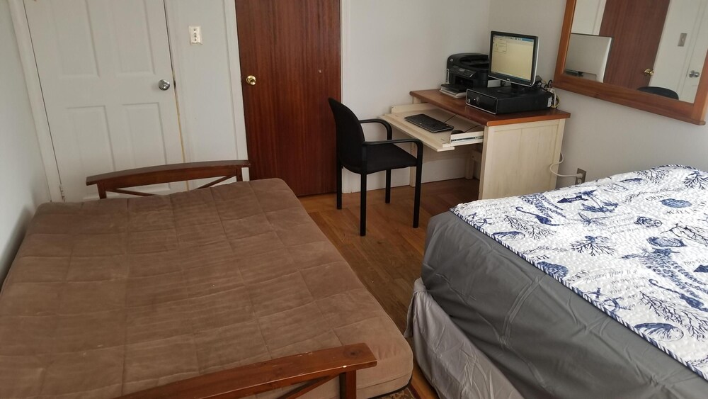 Pet friendly home minutes away from the beach. Great for friends and