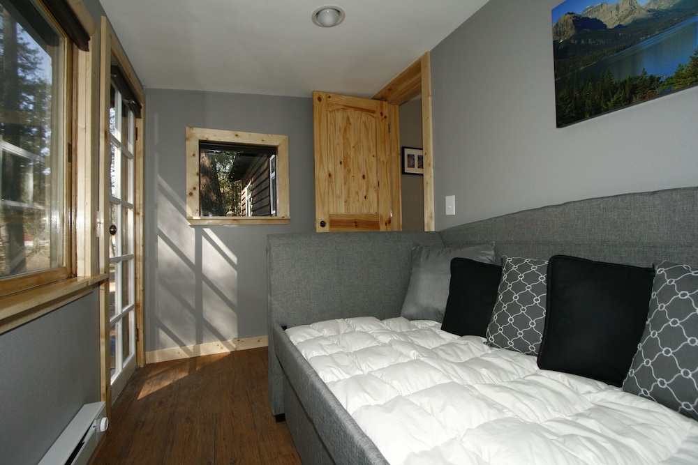 Unique Montana Cabin Near Glacier National Park and Big Mtn, skiing/snowshoeing Flathead