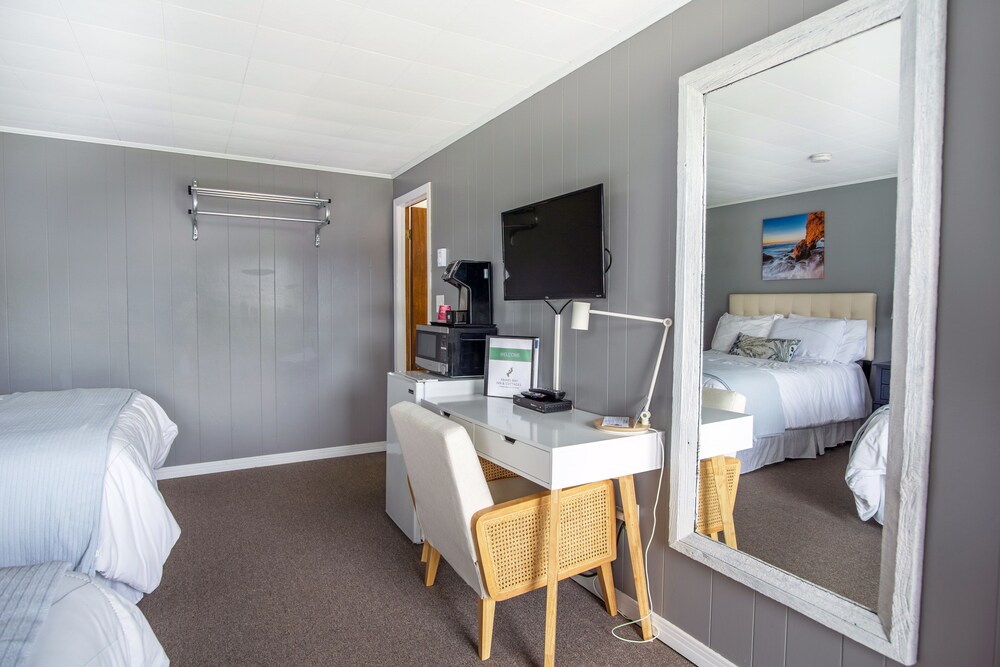 Friars Bay Inn & Cottages