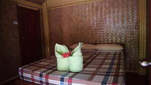 Escritorio y ropa de cama