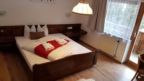 Zimmersafe, Verdunkelungsvorhänge, kostenloses WLAN, Bettwäsche