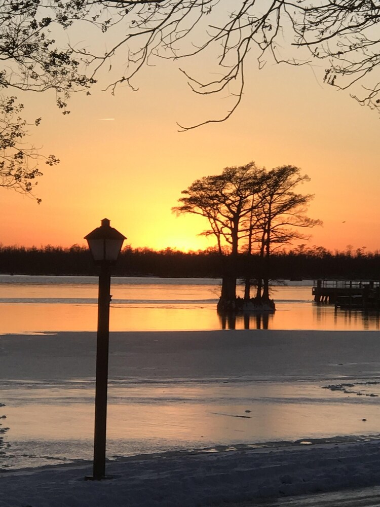 Romantic Waterfront Carriage House in Heart of Edenton's Historic District/Video