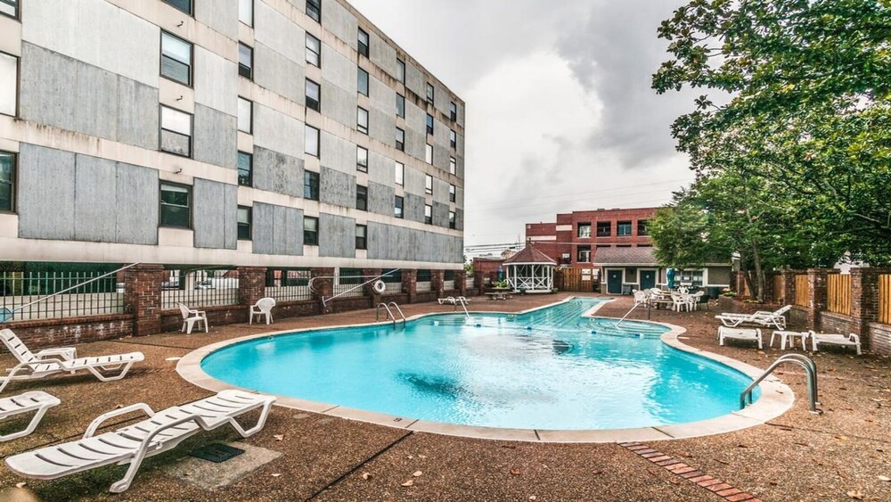 Music Row Condo Guitar Shaped Pool Deals & Reviews (Nashville, USA
