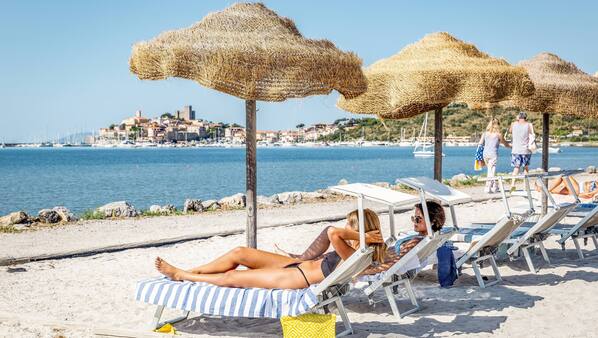 Sulla spiaggia, lettini da mare, ombrelloni