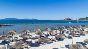 Sulla spiaggia, lettini da mare, ombrelloni