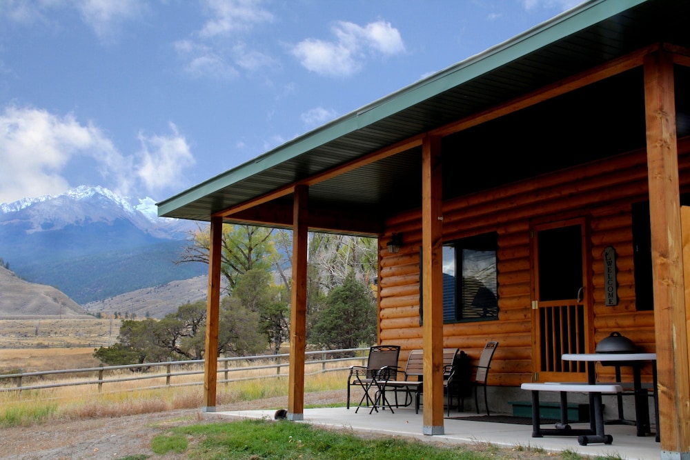 Yellowstone Park Riverfront Cabins In Gardiner Cheap Hotel Deals