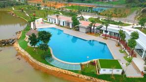 Hồ bơi ngoài trời