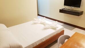 Escritorio, wifi gratis, ropa de cama