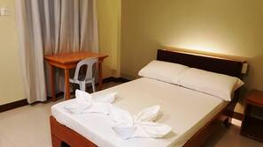 Escritorio, wifi gratis, ropa de cama