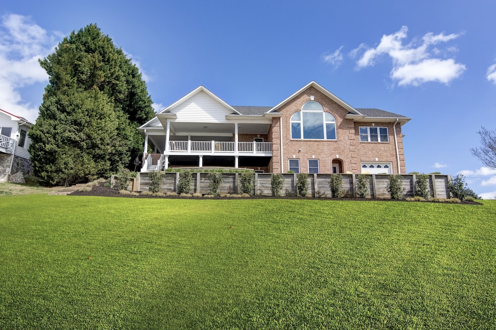 #1 Rated Lake House on Main Channel With Deep Water and Incredible Views in Hickory, United States
