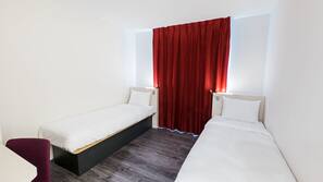 Biancheria da letto di alta qualità, una scrivania, ferro/asse da stiro