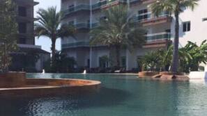 Una piscina al aire libre