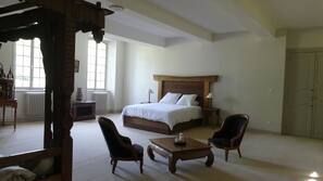 Iron/ironing board, free WiFi, linens