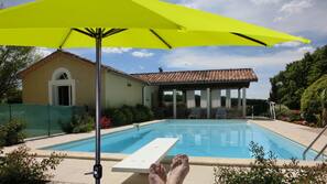 Piscine extérieure, parasols de plage
