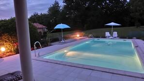 Piscine extérieure, parasols de plage