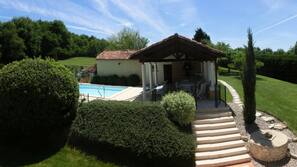 Piscine extérieure, parasols de plage