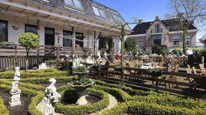 Luxe beddengoed, een bureau, gratis wifi, beddengoed