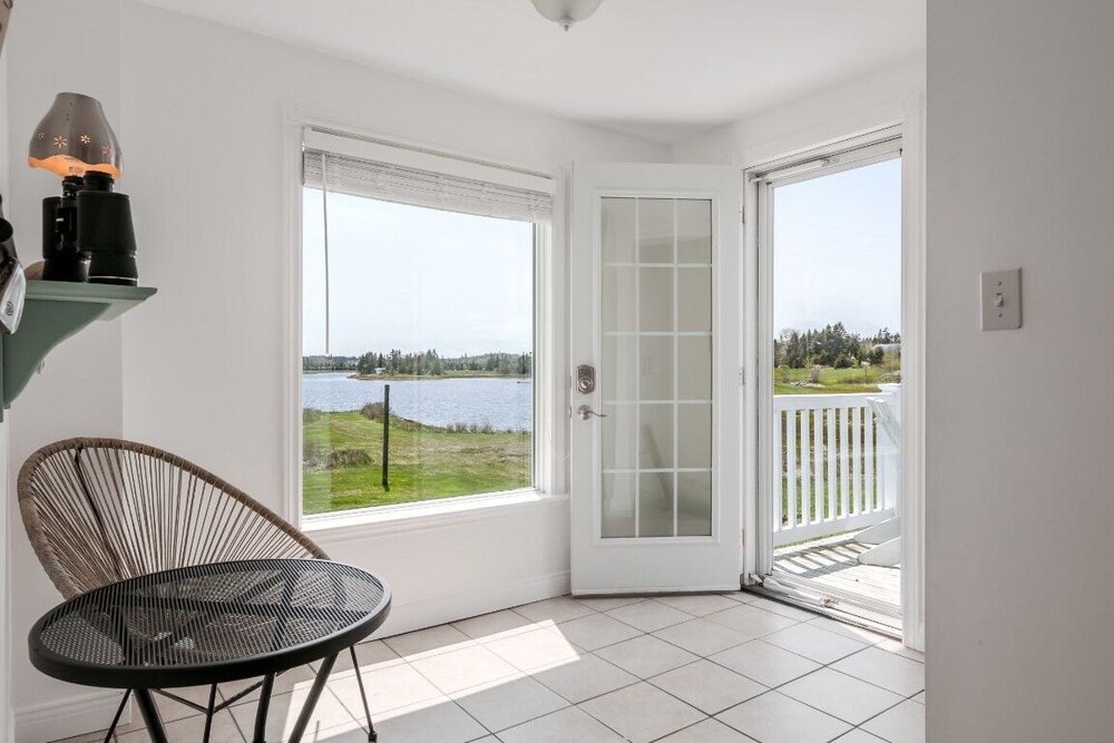 Seaside, Waterfront, Private, Historic, King Bed, 30km to Halifax Head of Chezzetcook Vrbo