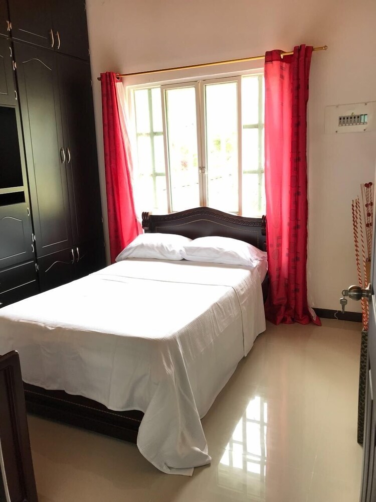 Полка угловая белая. Милые столы для подростков. Полки угловые белые. Компьютер размером с комнату. Белый ангел салон красоты.