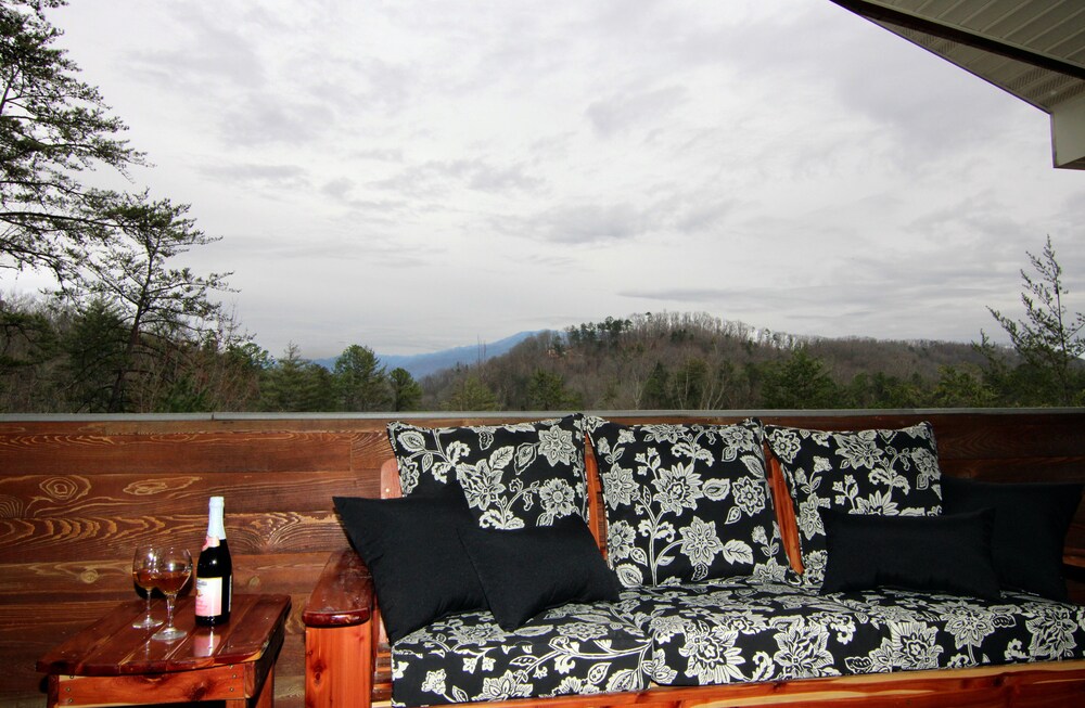 Gatlinburg FREE TICKETS, Secluded Cabin, Hot Tub, Heart Jacuzzi, Internet, Gatlinburg/Pigeon Forge