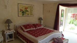 Premium bedding, iron/ironing board, free WiFi
