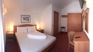 Luxe beddengoed, een kluis op de kamer, een bureau, gratis wifi