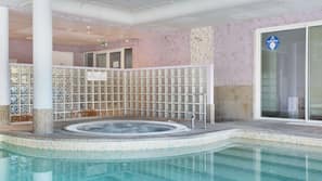 Piscine couverte, piscine extérieure, chaises longues