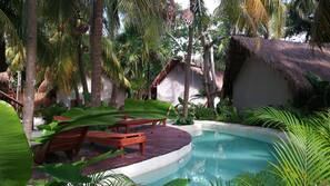 Una piscina al aire libre (de 9:00 a 20:00), tumbonas