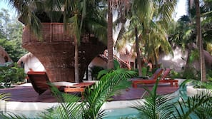 Una piscina al aire libre (de 9:00 a 20:00), tumbonas
