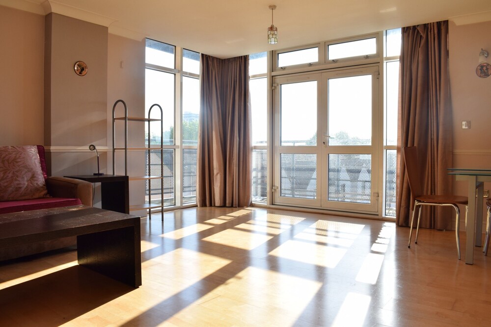 Canary Wharf 2 Bedroom Flat In London Hotel Rates