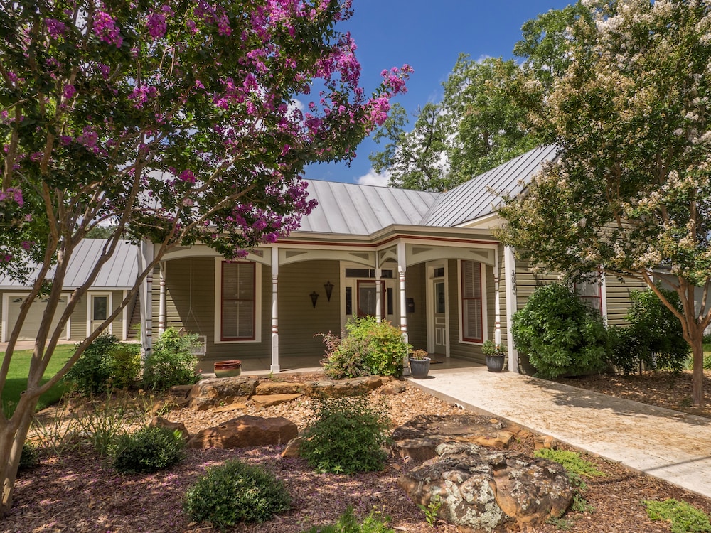 Herber Haus, 67 blocks from Main St, close to Wineries and Shopping Fredericksburg Vrbo