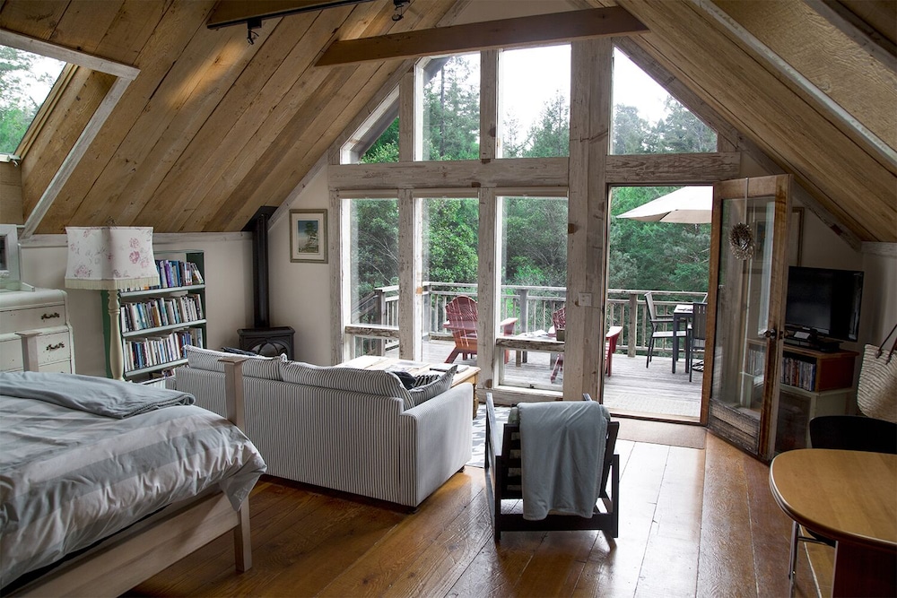 Romantic, Artists Private Forest Suite, 5 Acres Redwoods, Trails, Mendo 2 mi in Mendocino, United States