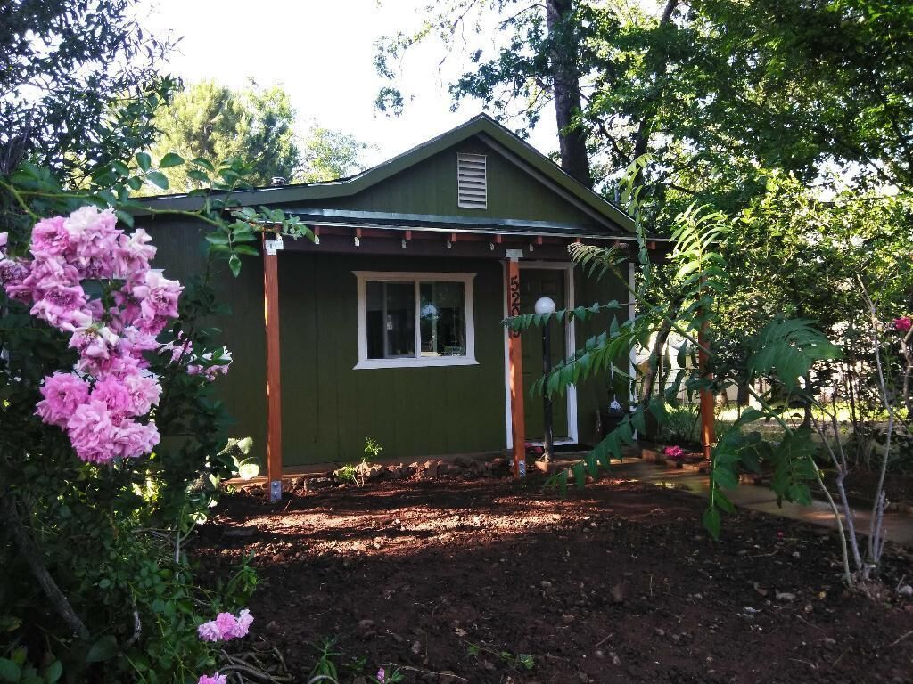 Newly Renovated Shasta Cabin near Dam/ Hiway. Perfect for family or group. in Redding, United States